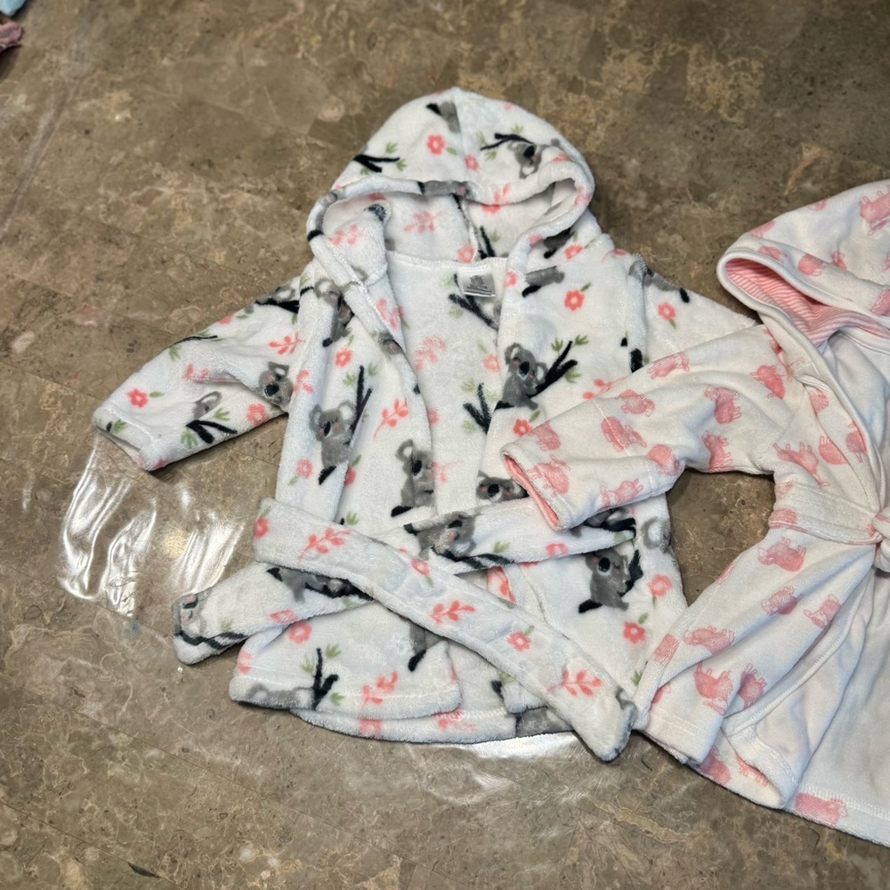 Carter’s Baby girl hooded bath robes size 0-9 months
Like new condition - Picture 4 of 8